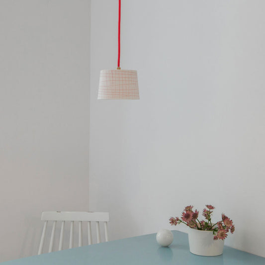 Porzellan-Pendelleuchte LINE von feinesweißes, handgegossen und glasiert in Berlin – Designleuchte mit klarer Formensprache von Katy Jung