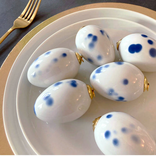 Oster Ei aus Porzellan mit blauen Tupf Dekor von feinesweißes aus Berlin.