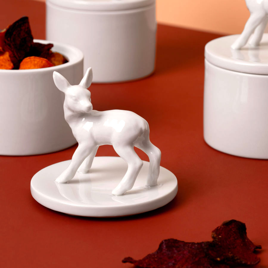 Rehkitz-Dose aus Porzellan, feinesweißes Berlin – handgefertigte Porzellandose mit Rehkitz-Figur, Design von Katy Jung, Porzellandesign Berlin