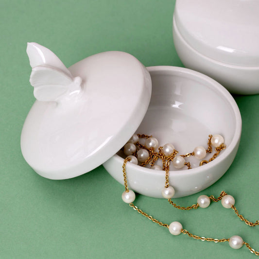 Handgemachte Porzellandose mit Schmetterlingsfigur, feinesweißes Berlin – Designobjekt und Geschenkidee von Designerin Katy Jung