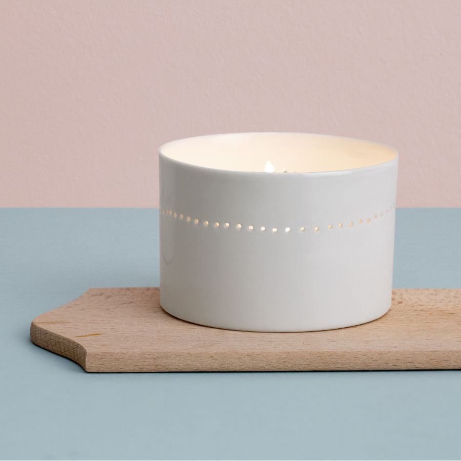 Zylindrisches Porzellanwindlicht LINIE, feinesweißes Berlin – Designprodukt mit klarer Form und feiner Perforation, handgefertigt in Berlin