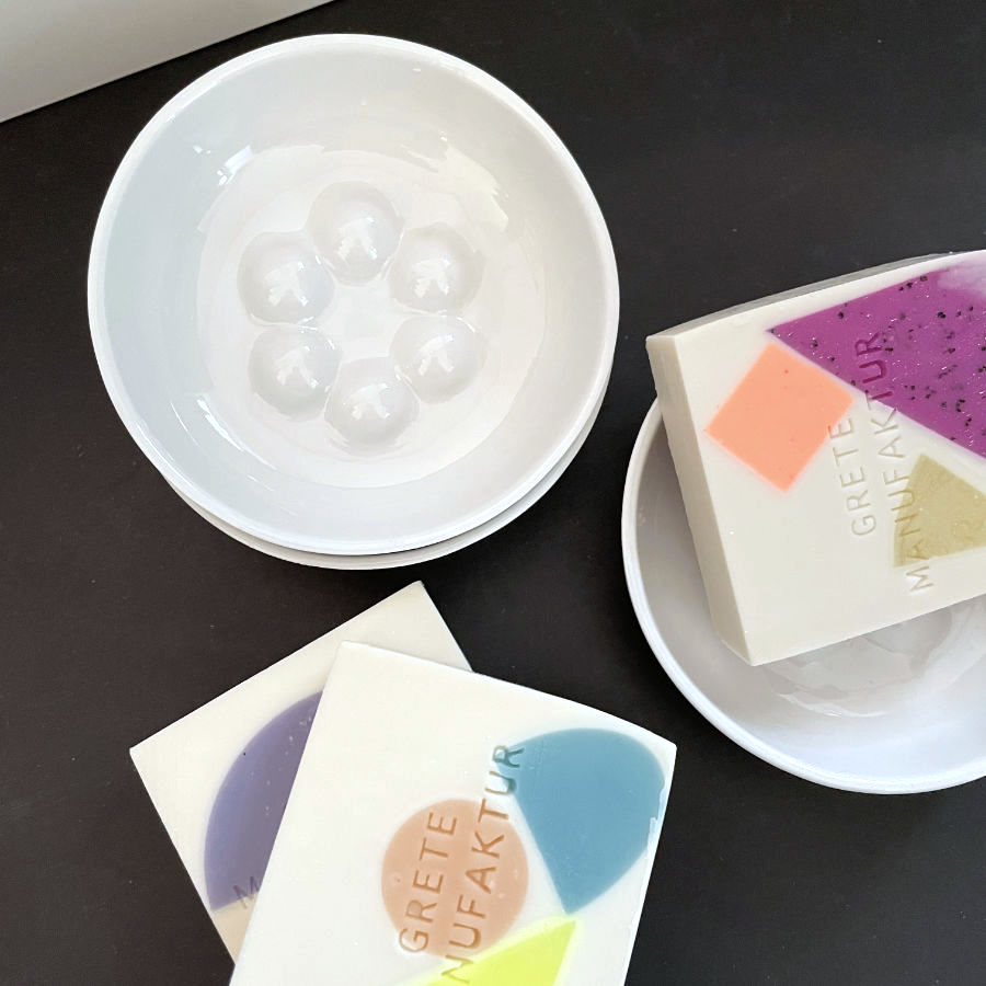 Geschenkset, Mitbringsel aus Seifenschale plus Seife Constanze aus der Grete Manufaktur von feines weißes Porzellanmanufaktur, Berlin, Katy Jung