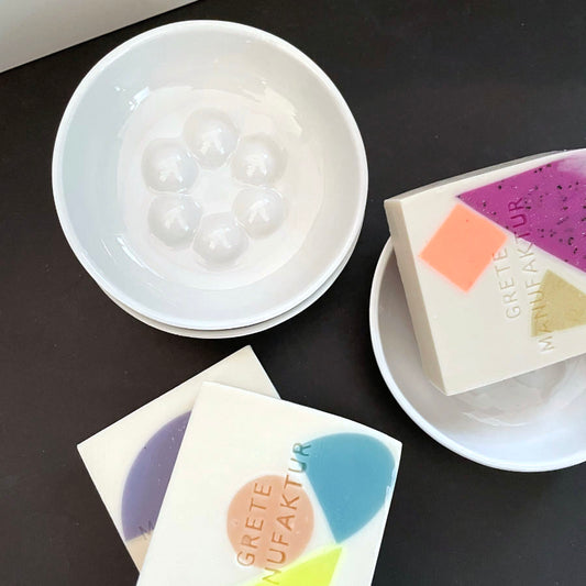 Geschenkset, Mitbringsel aus Seifenschale plus Seife Constanze aus der Grete Manufaktur von feines weißes Porzellanmanufaktur, Berlin, Katy Jung