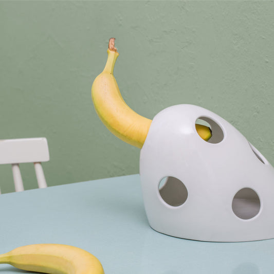 Porzellan-Bananenhalter, modernes Designobjekt aus der Berliner Manufaktur feinesweißes – handgegossen von Designerin Katy Jung, funktional und ästhetisch zugleich