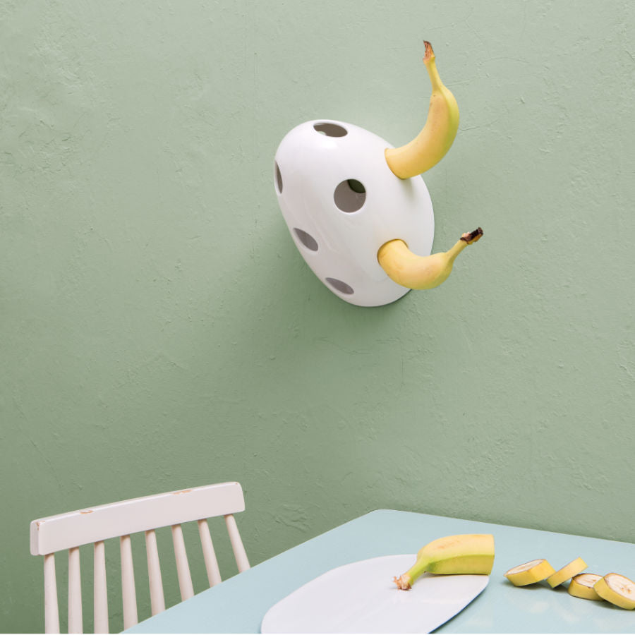 Bananenhalter aus Porzellan von feinesweißes – handgefertigtes Porzellandesign aus Berlin von Katy Jung, minimalistisches Küchenaccessoire mit Designanspruch