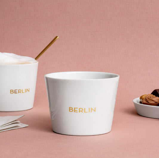 Porzellanbecher Berlin. Ein Schönes Souvenir und Hauptstadtgeschenk mit goldenem Schriftzug. Elegant und mit einem Hauch von Mondänität und Extravaganz.