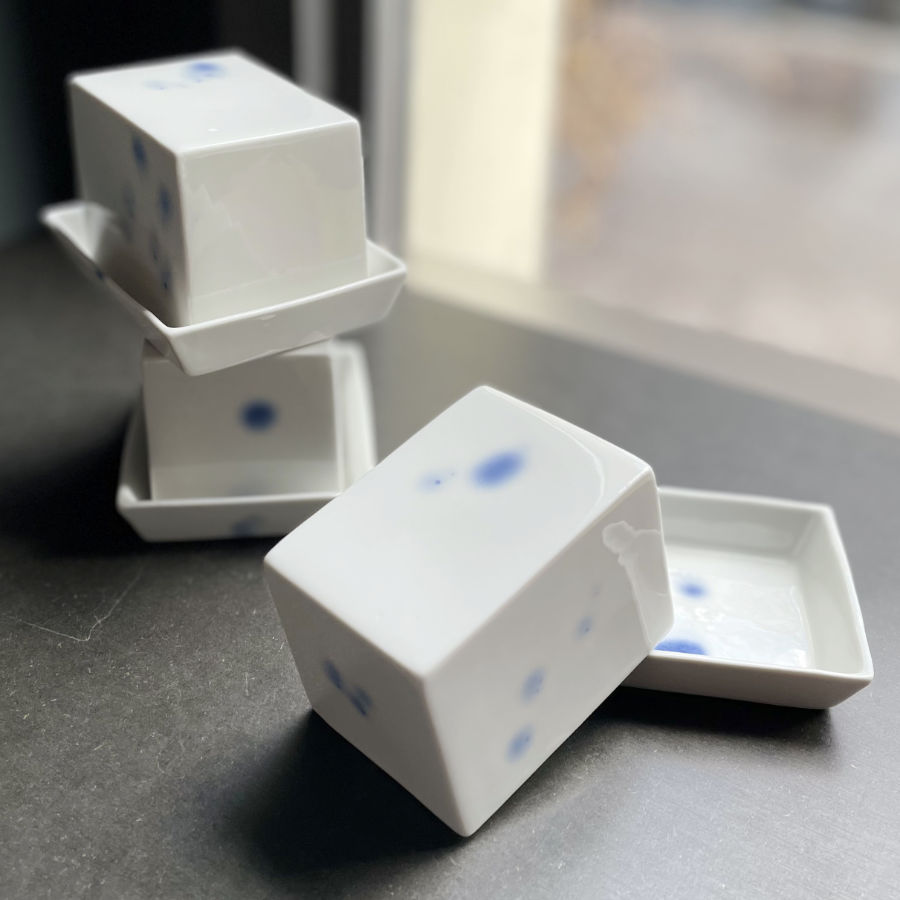 Kleine Mini Butterdose aus Porzellan mit blauen Tupfen Dekor