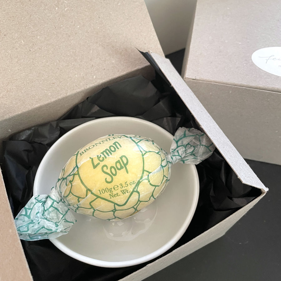 Klassische englische Zitronenseife von Bromley im Geschenk Set mit Porzellanseifenschale von feines weißes Berlin als Geschenk verpackt