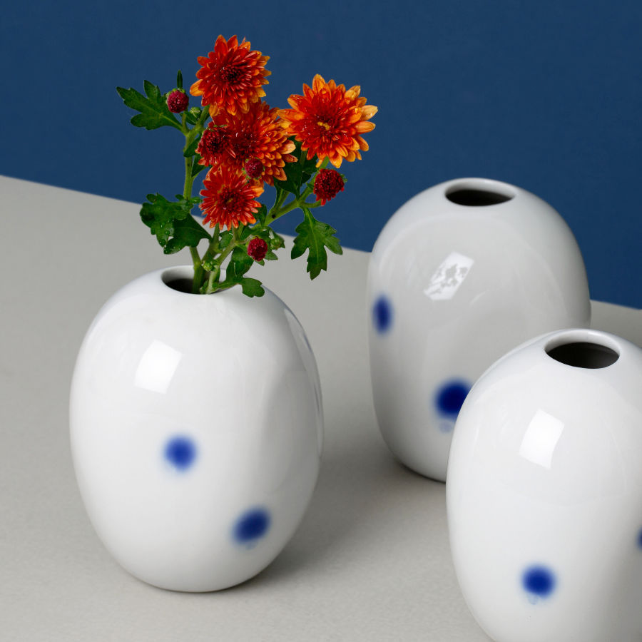 Handgemachte Porzellanvase mit kobaltblauen Tupfen, feinesweißes Berlin – organische Form und modernes Porzellandesign von Designerin Katy Jung