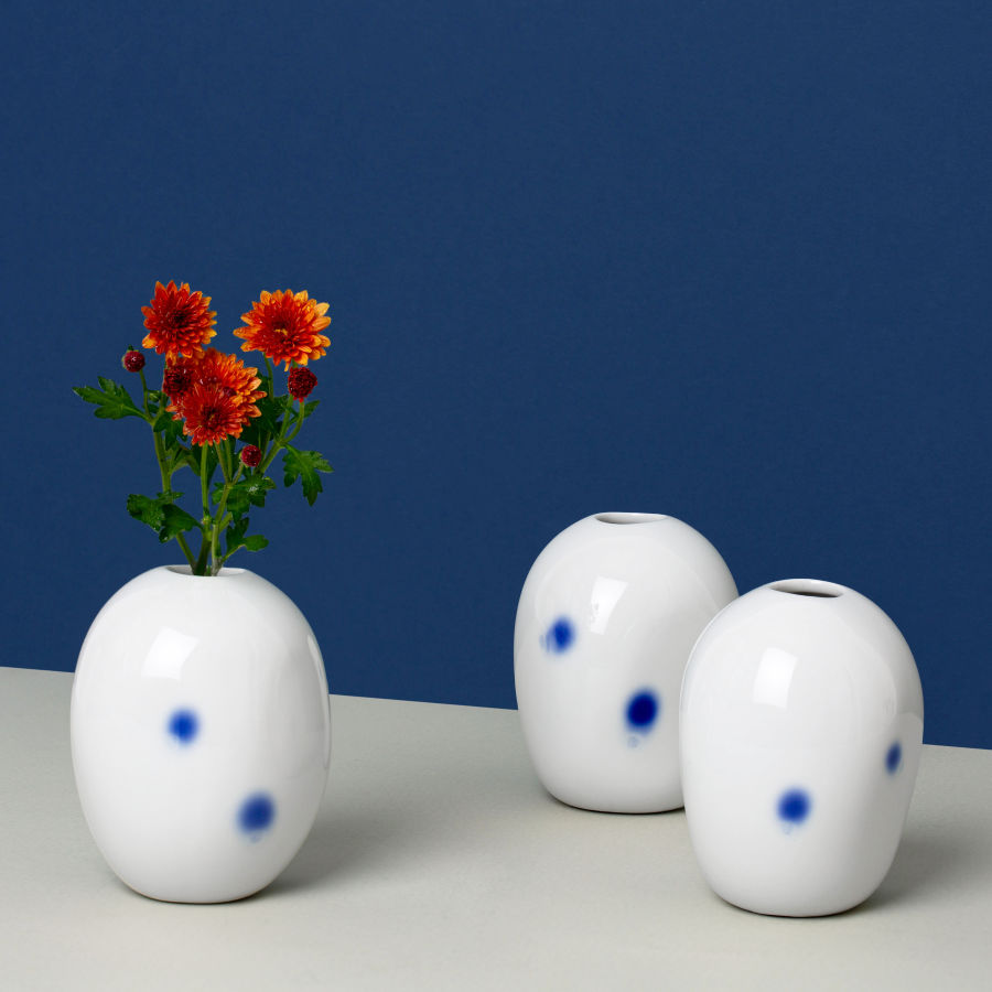 Eier-Vase aus Porzellan mit kobaltblauen Tupfen, feinesweißes Berlin – handgefertigtes Porzellandesign von Katy Jung, minimalistisches Designobjekt