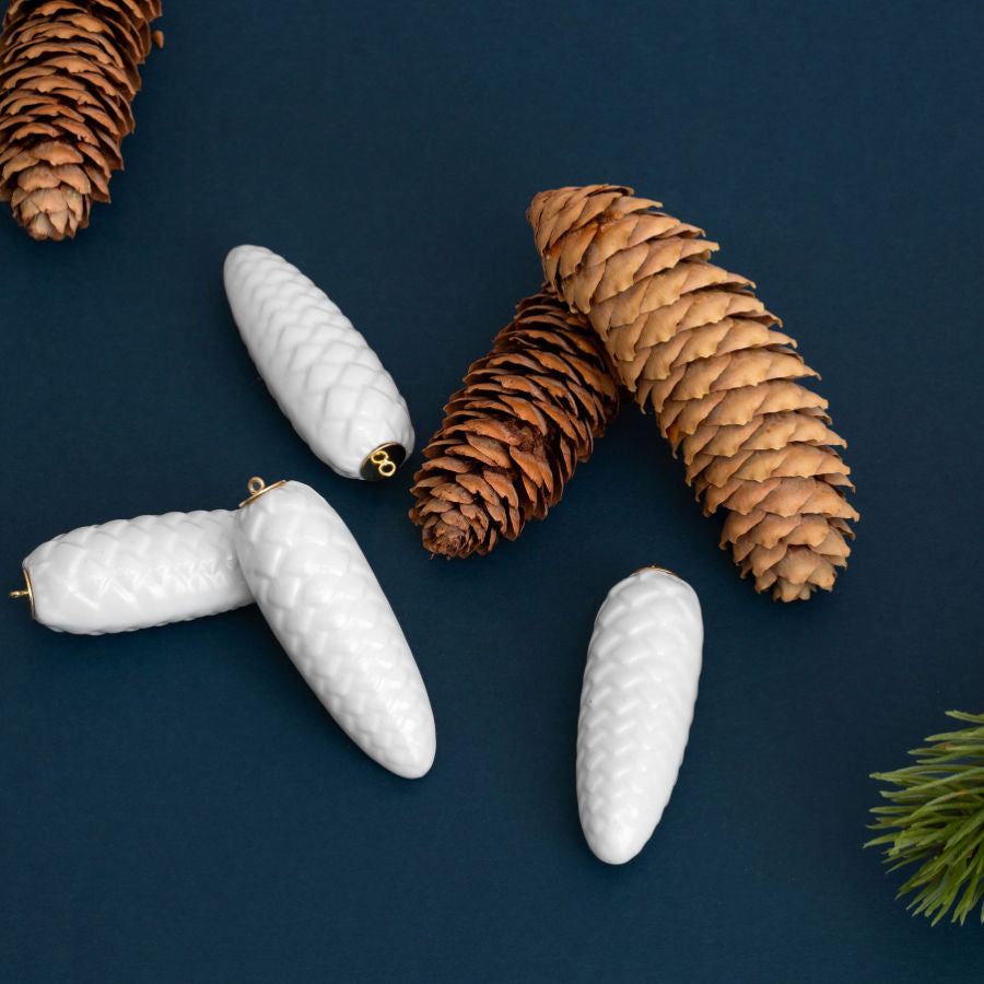 Porzellan Tannenzapfen zur weihnachtlichen Dekoration in der Adventszeit und als Baumschmuck zum Fest. Elegantes, schlichtes und pures Design. Für stilvolle Weihnachten und als besondere Geschenkidee. 