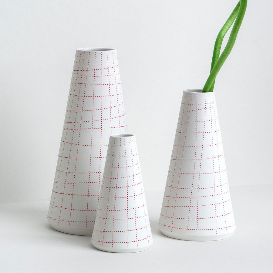 Porzellanvase mit handgeprägtem Karomuster. In Berlin gefertigt, vielseitig kombinierbar – reduziert, grafisch, charakterstark.