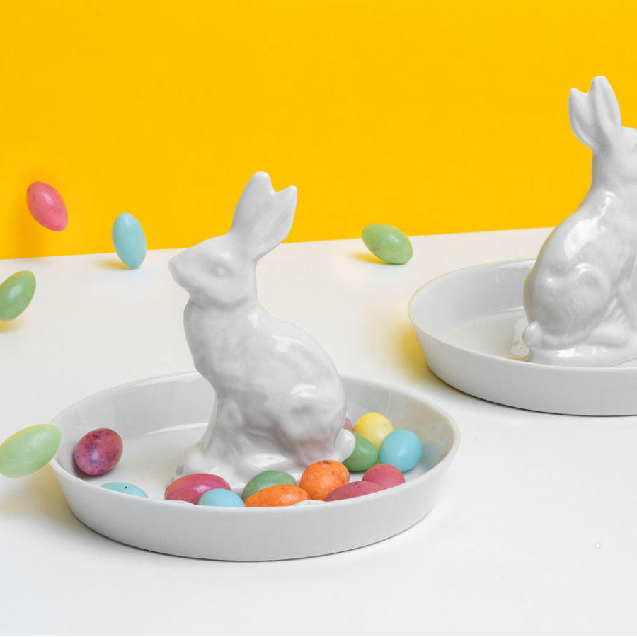 Ein Hasenteller aus Porzellan. Schönstes Ostergeschenk von feinesweißes Berlin.