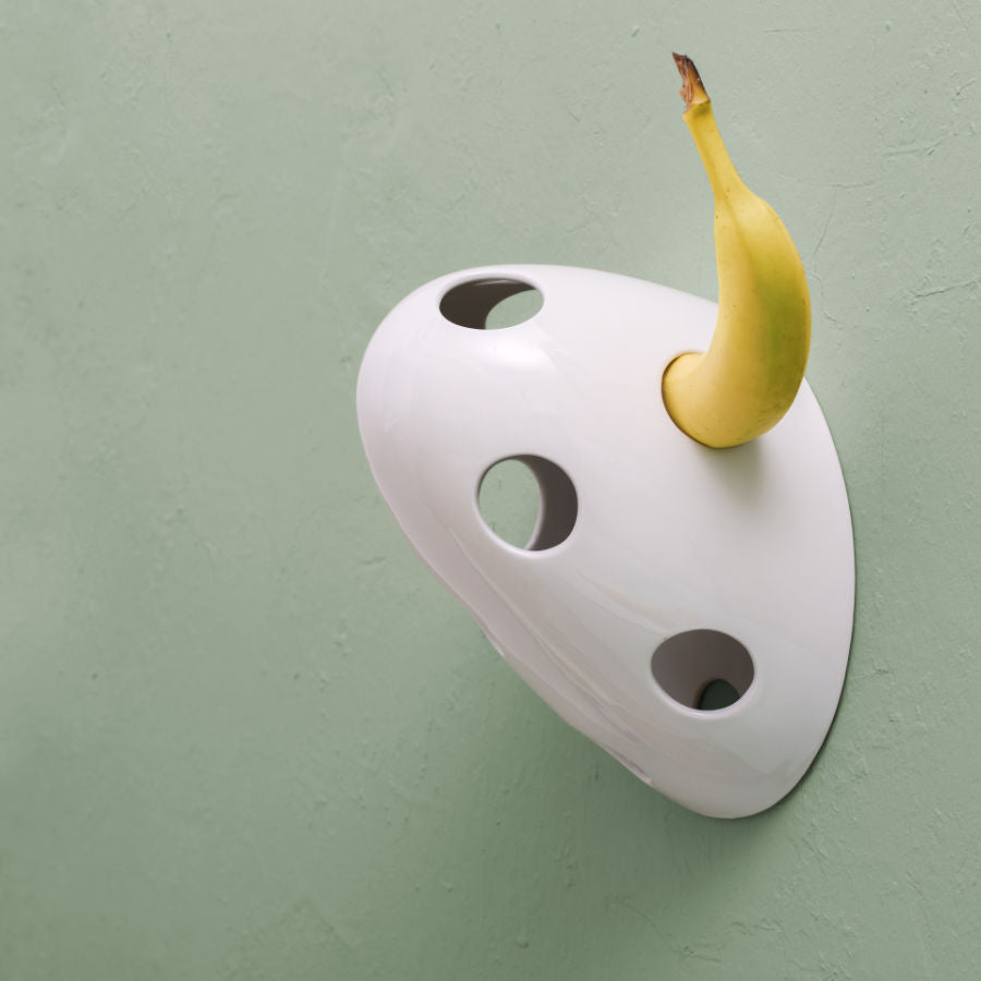 Handgemachter Bananenhalter aus Porzellan, feinesweißes Berlin – stilvolles Designprodukt für Küche und Interior, Porzellandesign von Katy Jung