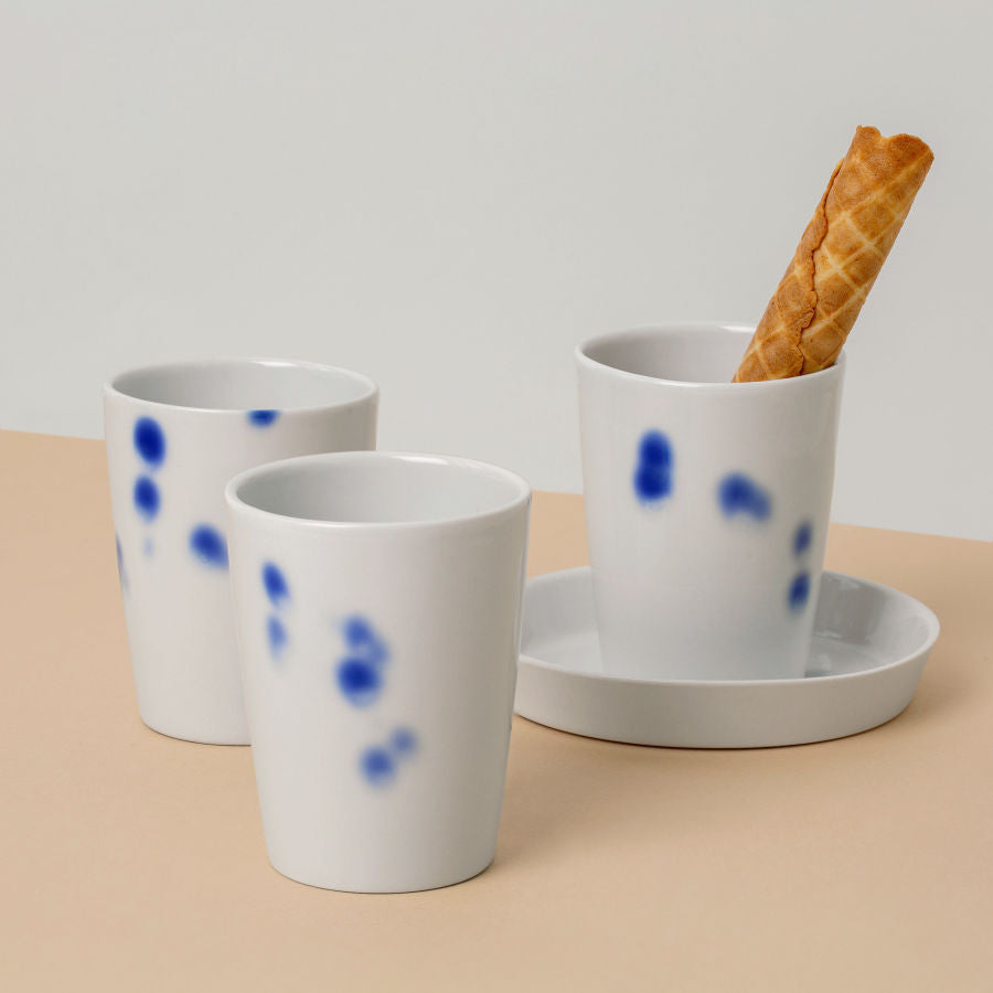 Cappuccino Becher Flat White Becher aus weißen Porzellan mit blauen Kobalt tupfen Dekor. 150 ml.