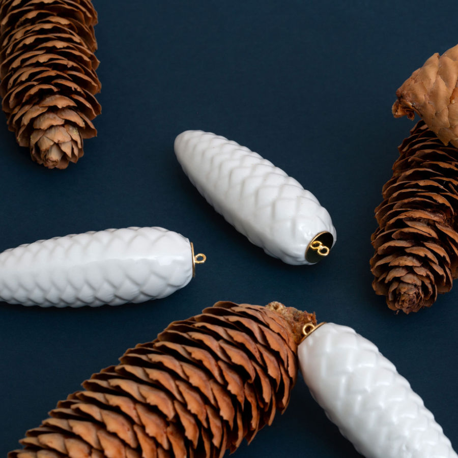 Porzellan Tannenzapfen zur weihnachtlichen Dekoration in der Adventszeit und als Baumschmuck zum Fest. Elegant, schlicht und pures Design. Für stilvolle Weihnachten. 