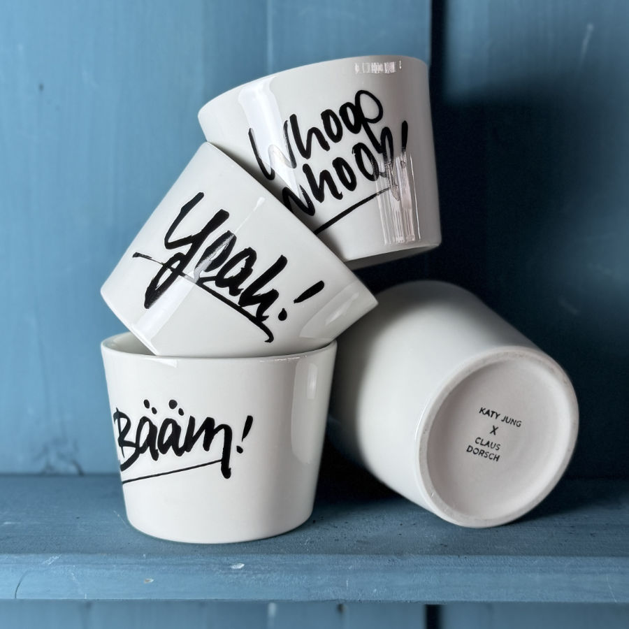 Businessgeschenke und Kundengeschenke personalisieren mit eigenen Worten oder Logo. Hier Becher für Claus Dorsch mit starken Worten Yeah, whoop, bäum.