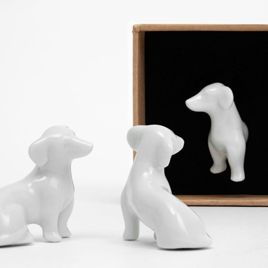 Dackel Porzellan Miniatur. Ein Schönes Geschenk für alle Dackelfans. Dekorativ und besonders. Handgefertigt in Berlin. Historische Figur mit Geschenkverpackung.