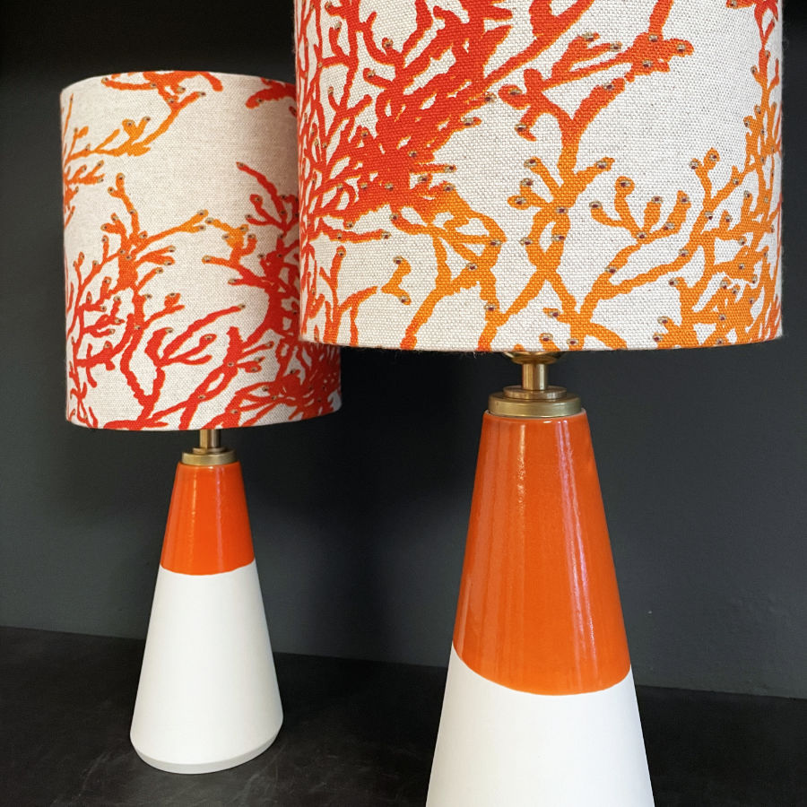 Porzellanleuchte mit LED Akku aus französischem Leinen­schirm in Koralle Orange – kabellose Designlampe von feinesweißes Berlin.