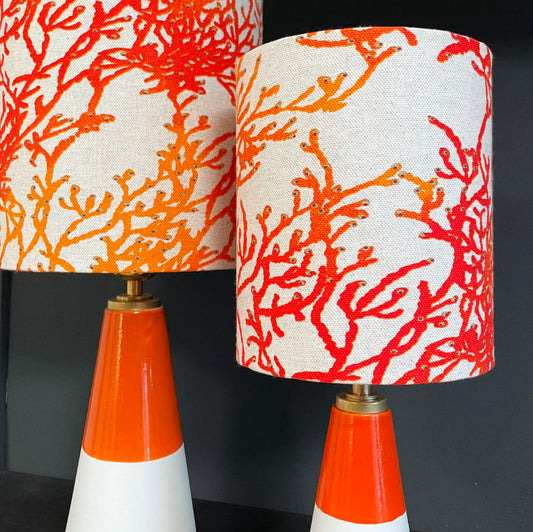 Handgefertigter Porzellanfuß der Akku Tischlampe Koralle Orange – Designobjekt aus der Berliner Werkstatt von Katy Jung.