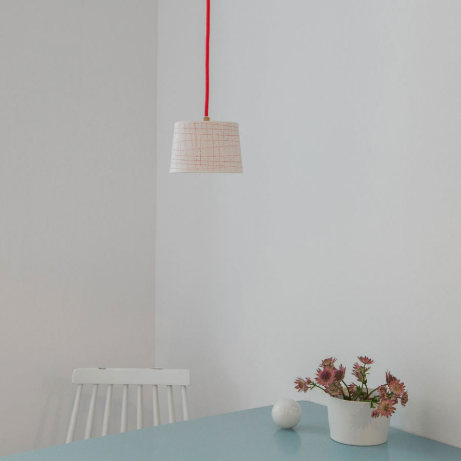 Porzellan-Pendelleuchte LINE von feinesweißes, handgegossen und glasiert in Berlin – Designleuchte mit klarer Formensprache von Katy Jung