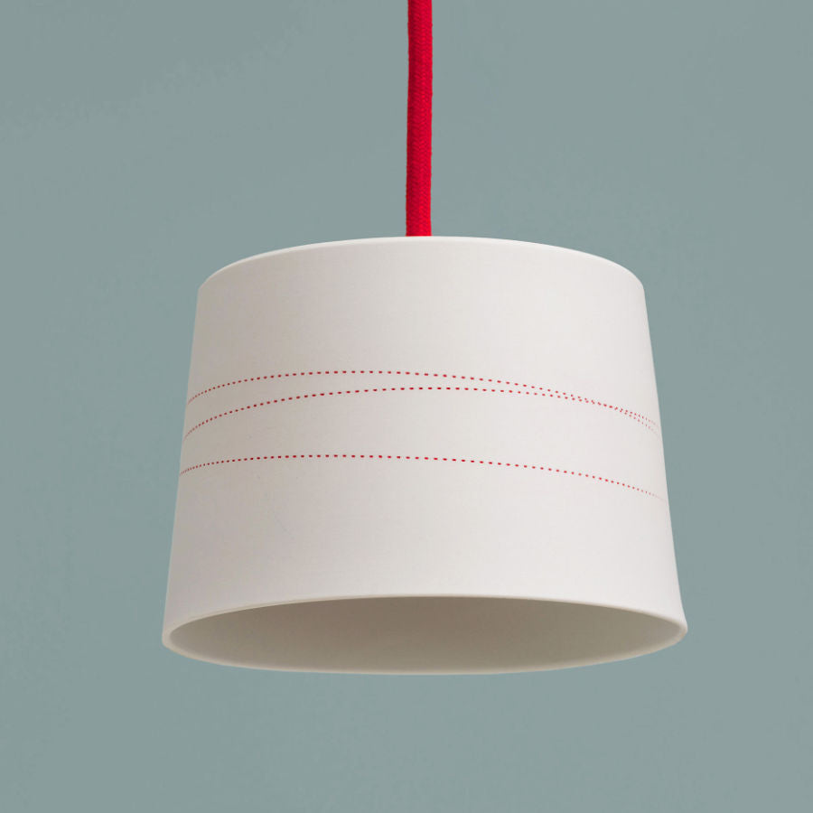 Detailaufnahme LINE Pendelleuchte aus Porzellan, feinesweißes Berlin – handgefertigte Designleuchte mit feiner Lichtkante, Entwurf von Katy Jung
