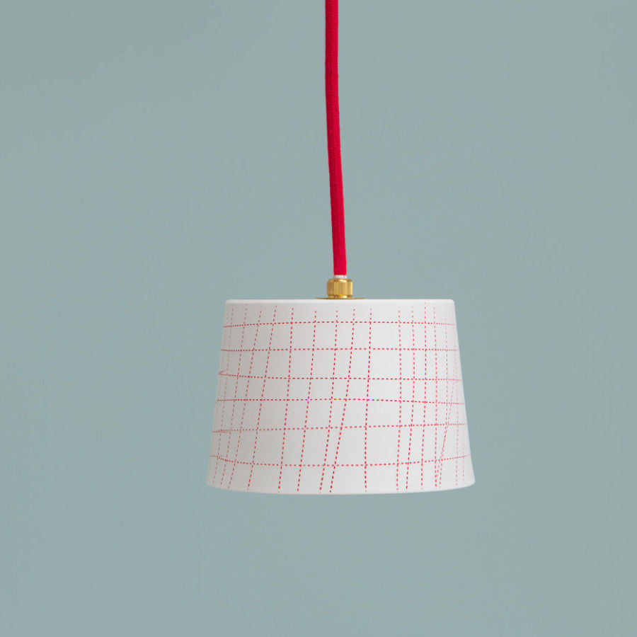 LINE Pendelleuchte aus Porzellan – minimalistisches Lichtobjekt von Designerin Katy Jung, feinesweißes Berlin, handgefertigtes Porzellandesign für modernes Interior