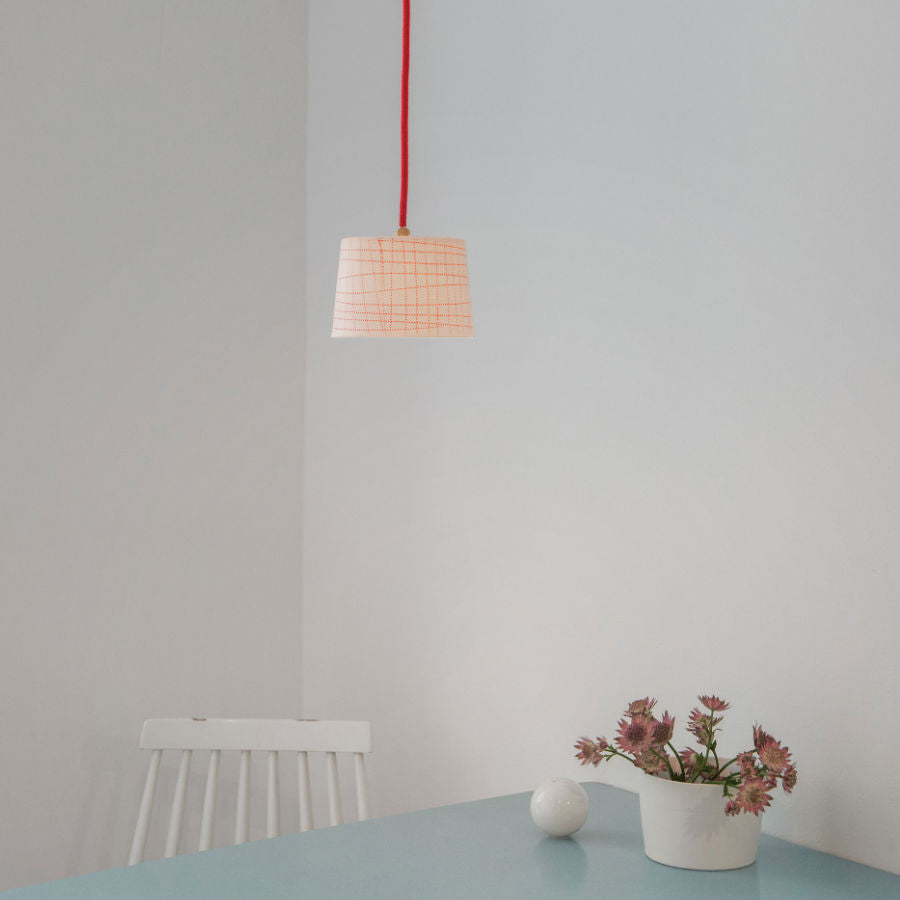 LINE Porzellanlampe im Raum, minimalistisches Lichtobjekt von feinesweißes – modernes Porzellandesign aus Berlin für Interior- und Architekturprojekte