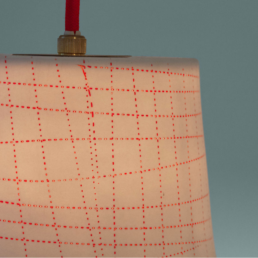 Pendelleuchte LINE von Designerin Katy Jung, feinesweißes Manufaktur Berlin – elegantes Porzellanlicht, handgegossen mit klarer geometrischer Form