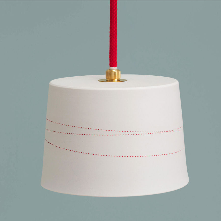 Handgefertigte Porzellanlampe LINE, feinesweißes Berlin – zeitloses Lichtobjekt und Designprodukt aus der Manufaktur von Katy Jung, Porzellandesign Berlin