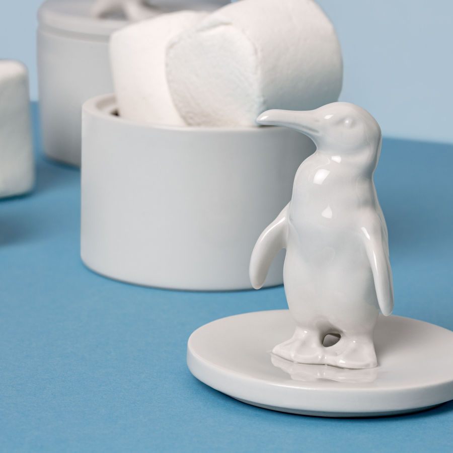Porzellandose mit Pinguin auf dem Deckel, feinesweißes Berlin – handgegossenes Designobjekt und Sammlerstück von Designerin Katy Jung