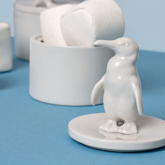Porzellandose mit Pinguin auf dem Deckel, feinesweißes Berlin – handgegossenes Designobjekt und Sammlerstück von Designerin Katy Jung