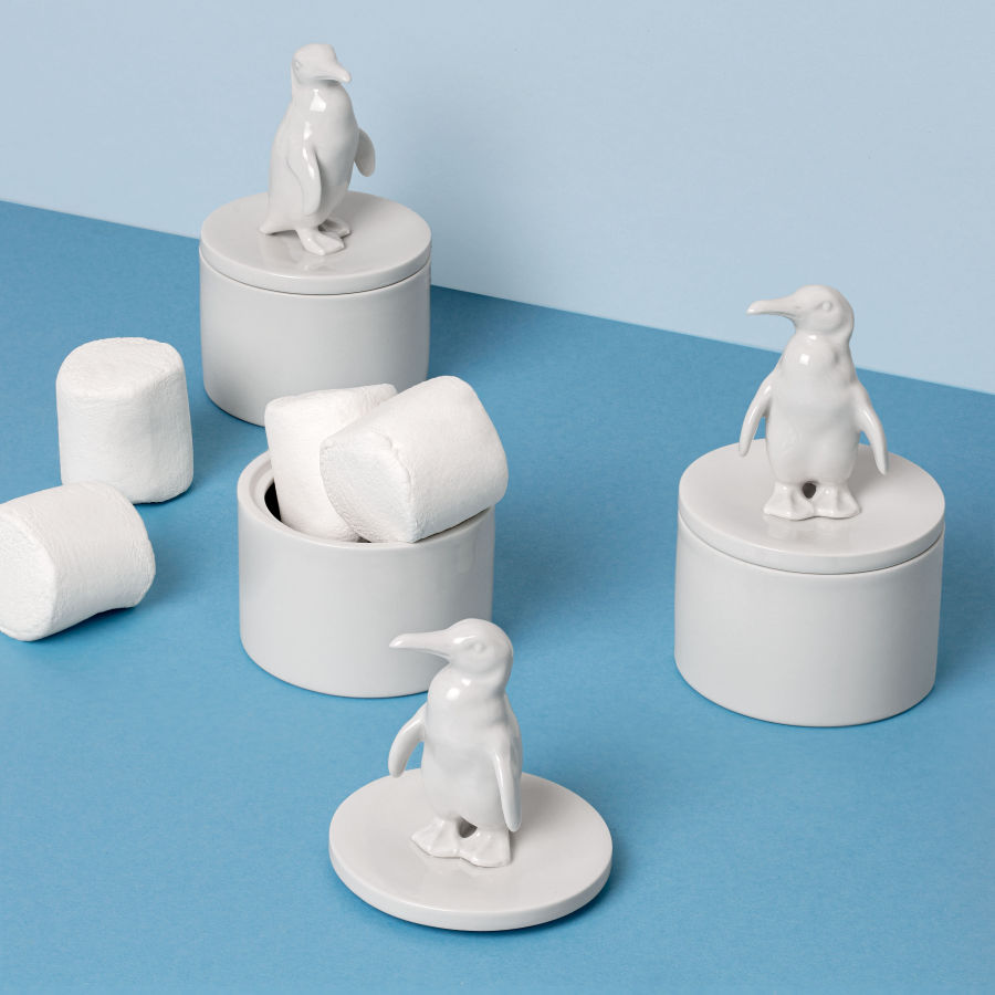 Pinguin-Dose aus Porzellan, feinesweißes Berlin – handgefertigte Porzellandose mit Pinguinfigur, Design von Katy Jung, Porzellandesign Berlin