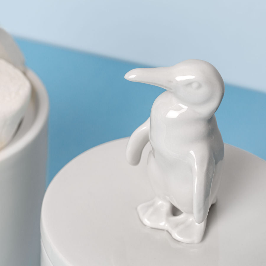 Handgemachte Pinguin-Dose aus glasiertem Porzellan, feinesweißes Berlin – charmantes Designprodukt und Geschenkidee aus Berliner Manufaktur.