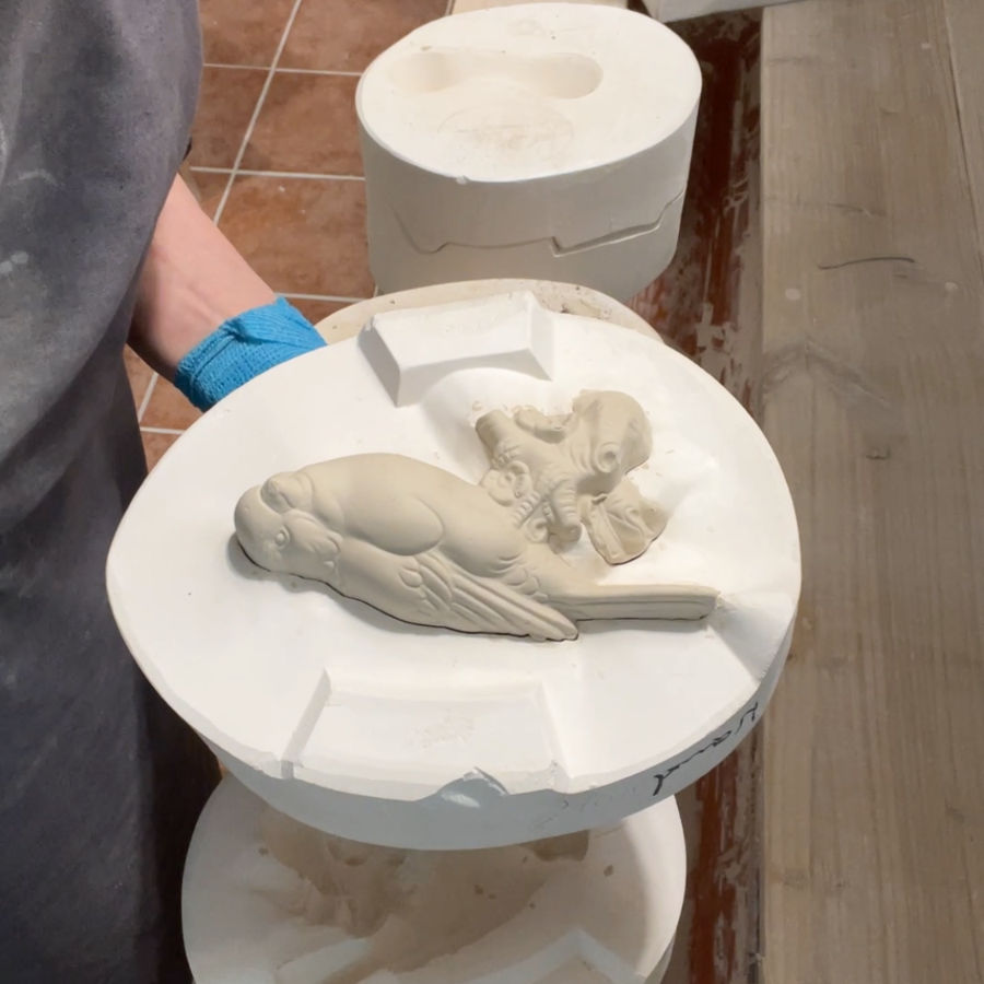 Porzellanfigur Wandvogel aus der Berliner Manufaktur feinesweißes – Designprodukt handgegossen von Katy Jung, kunstvolle Wanddekoration im modernen Stil