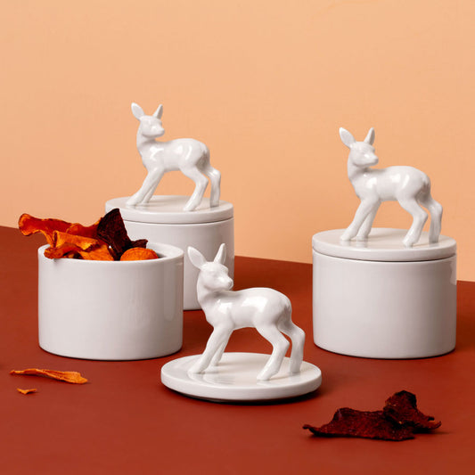 Rehkitz-Dose aus Porzellan, feinesweißes Berlin – handgefertigte Porzellandose mit Rehkitz-Figur, Design von Katy Jung, Porzellandesign Berlin