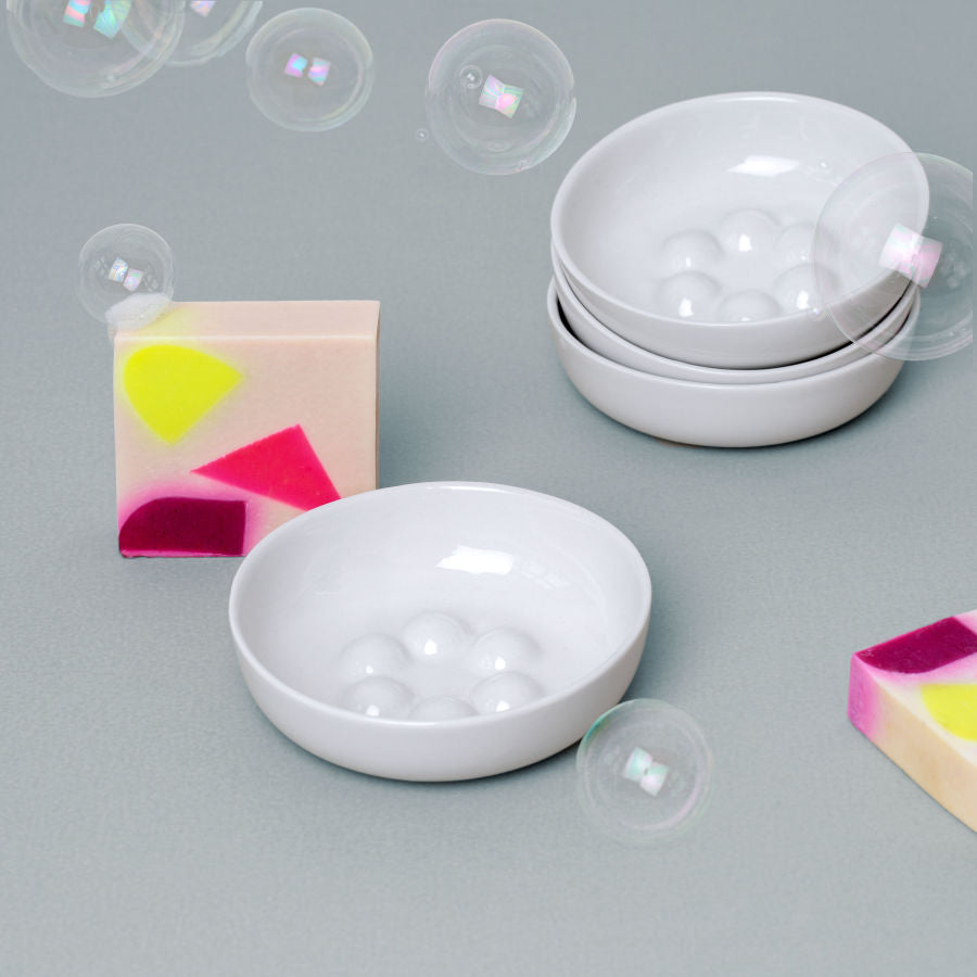 Seifenschale Porzellan handmade in Berlin – feinesweißes Design von Katy Jung, stilvolles Badaccessoire und handgefertigtes Porzellandesign