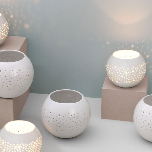 Zwei Porzellan-Windlichter in unterschiedlichen Größen, handperforiert und glasiert – Porzellandesign aus der Berliner Manufaktur feinesweißes
