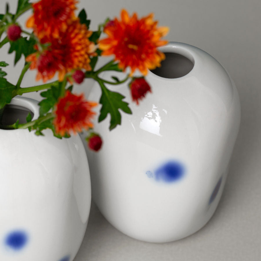 TUPF Porzellanvase von feinesweißes, Berlin – handgegossene Vase in Eiform mit blauer Punktmalerei, Porzellandesign von Katy Jung