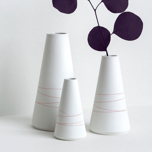 minimalistische Vase aus Porzellan unglasiert mit roter Linie.