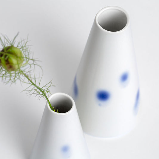 Detail, konische porzellan vase mit blauen Tupfen.