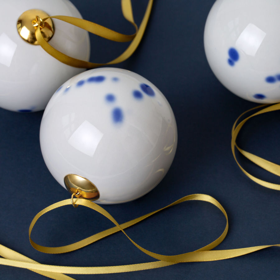 Handgefertigte Porzellan-Weihnachtskugel mit kobaltblauem Tupfendekor – modernes Porzellandesign aus Berlin von Katy Jung, feinesweißes Manufaktur