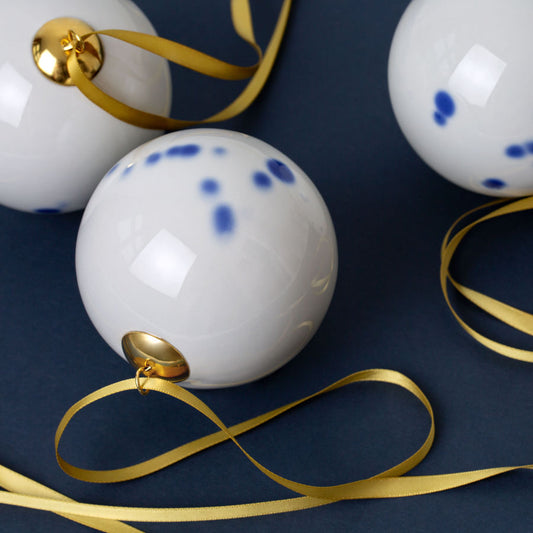 Handgefertigte Porzellan-Weihnachtskugel mit kobaltblauem Tupfendekor – modernes Porzellandesign aus Berlin von Katy Jung, feinesweißes Manufaktur