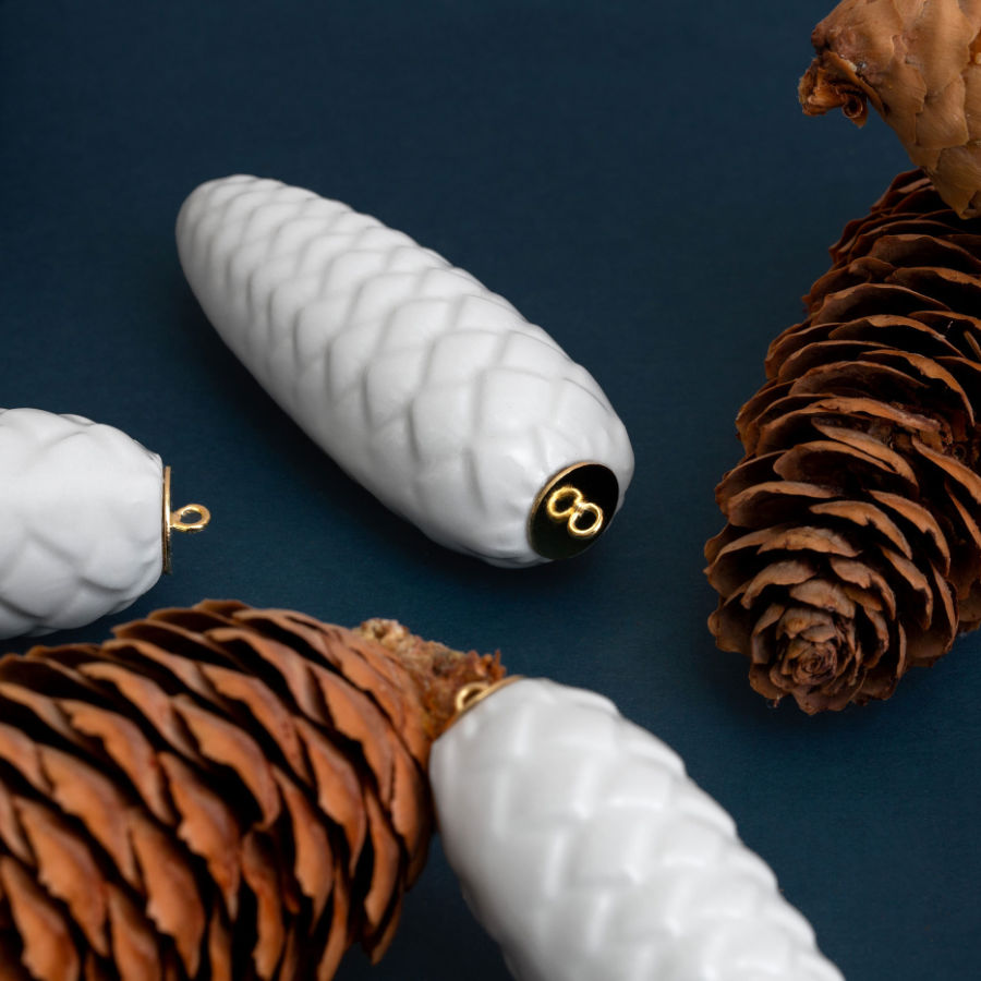 Porzellan Tannenzapfen zur weihnachtlichen Dekoration in der Adventszeit und als Baumschmuck zum Fest. Elegantes, schlichtes und pures Design. Für stilvolle Weihnachten und als besondere Geschenkidee zum Fest.