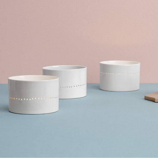 Windlicht LINIE aus Porzellan, feinesweißes Berlin – handgefertigtes Teelicht mit feiner Lochlinie, minimalistisches Porzellandesign von Katy Jung