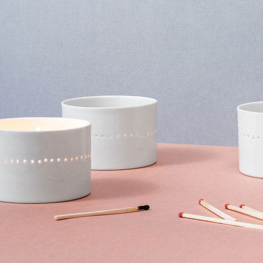 Porzellan-Windlicht mit umlaufender Lochlinie, feinesweißes Berlin – modernes Lichtobjekt handgegossen von Designerin Katy Jung