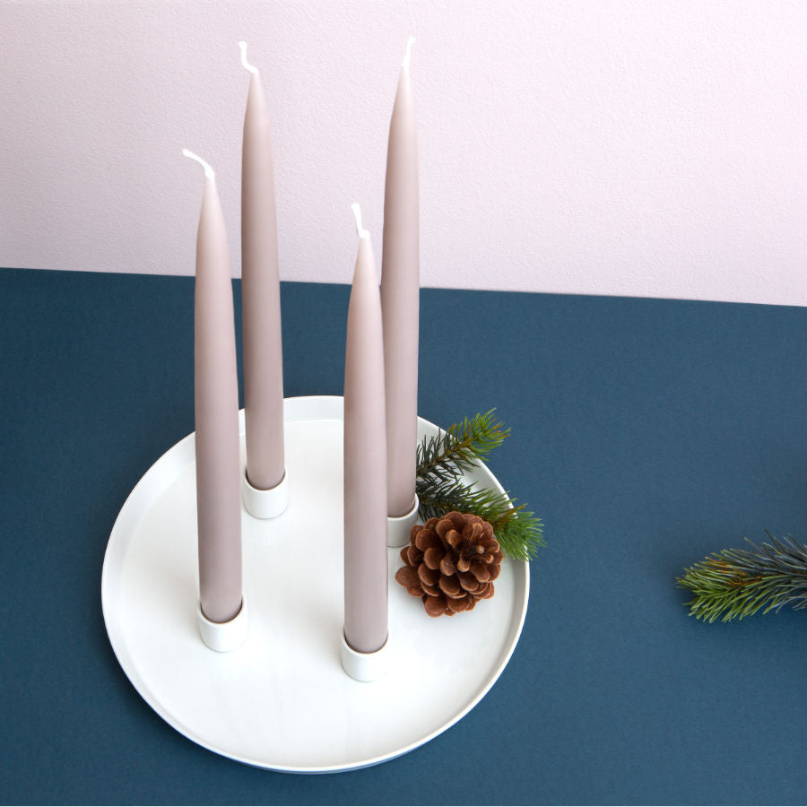 Advent Teller Porzellan. Schlicht und elegant als Dekoration in der Adventszeit. Für Puristen und Designliebhaber. Handgefertigt in Berlin. 